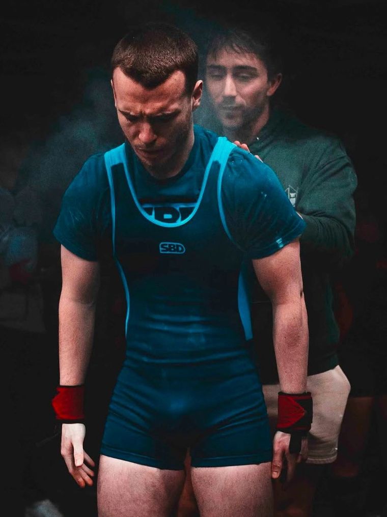 Athlète coaché par FateStrength avant une tentative en compétition de powerlifting